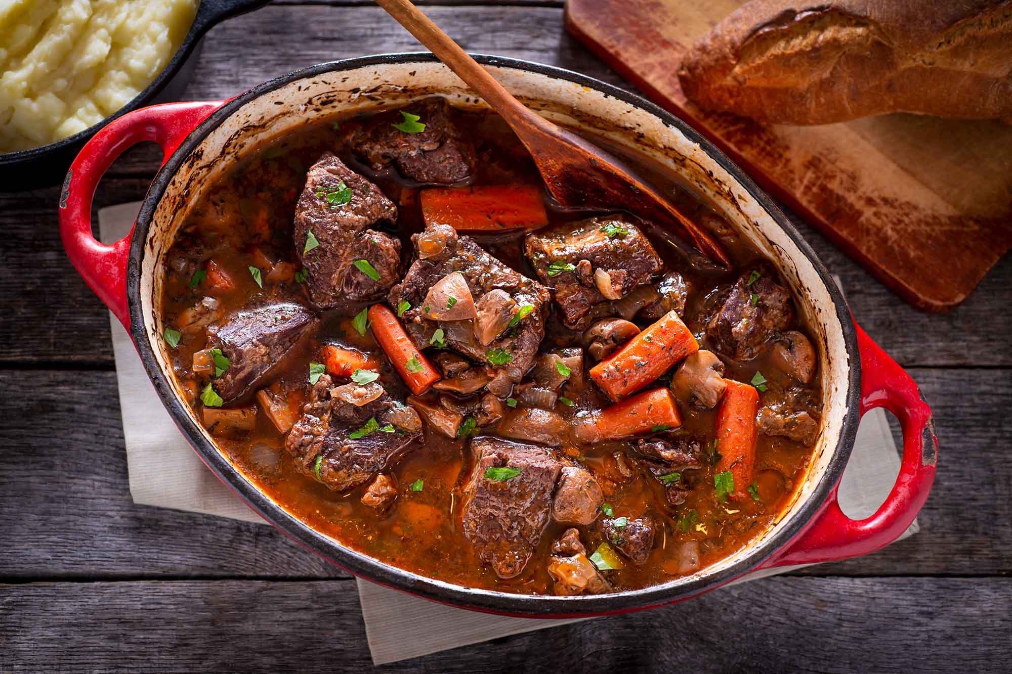 Pourquoi accompagner votre boeuf bourguignon de vin rouge ? - Index Cuisine